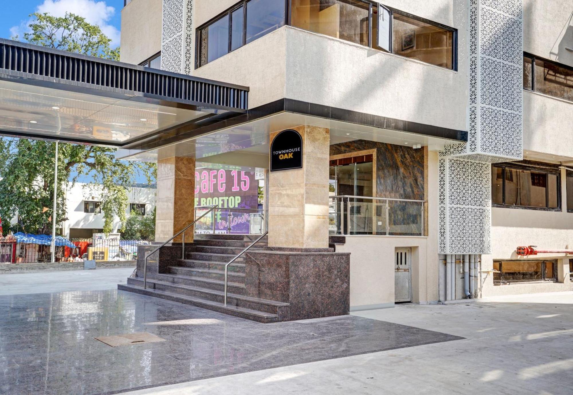 ואדודרה Clubhouse Hotel Raajpath מראה חיצוני תמונה