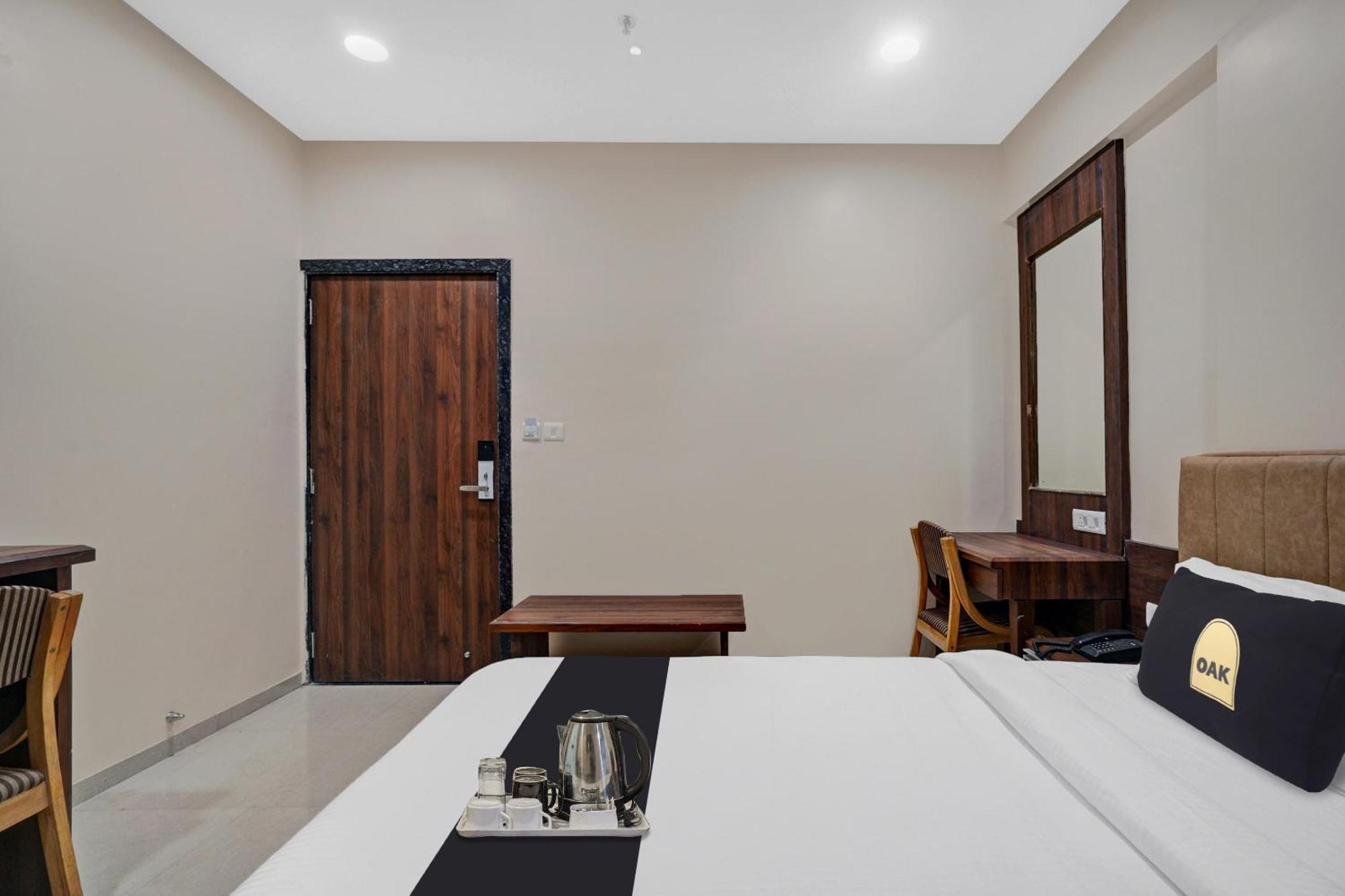 ואדודרה Clubhouse Hotel Raajpath מראה חיצוני תמונה