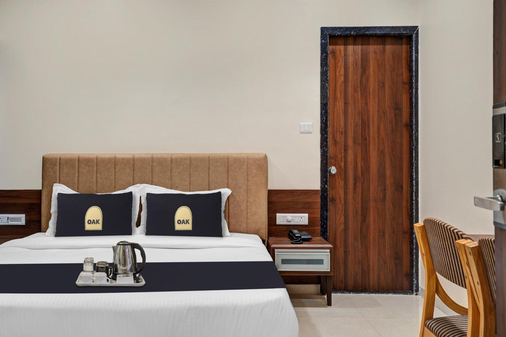 ואדודרה Clubhouse Hotel Raajpath מראה חיצוני תמונה