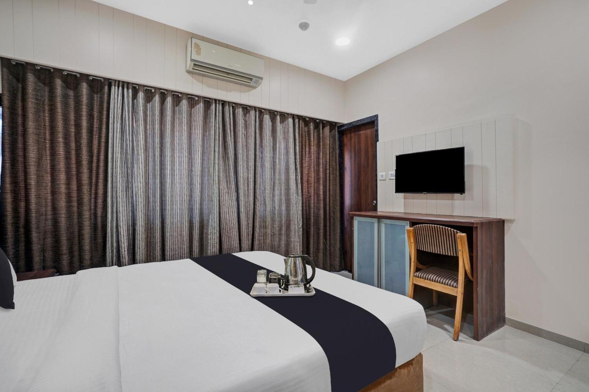 ואדודרה Clubhouse Hotel Raajpath מראה חיצוני תמונה