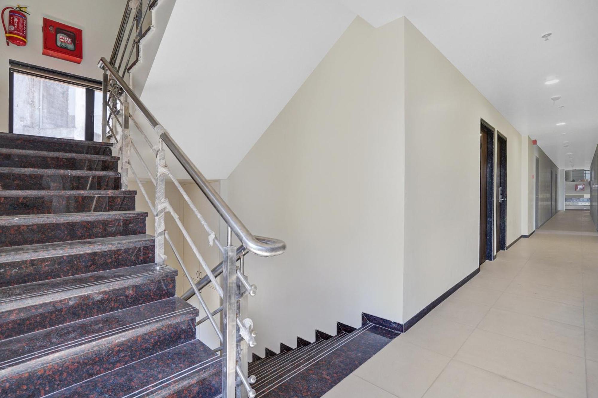 ואדודרה Clubhouse Hotel Raajpath מראה חיצוני תמונה