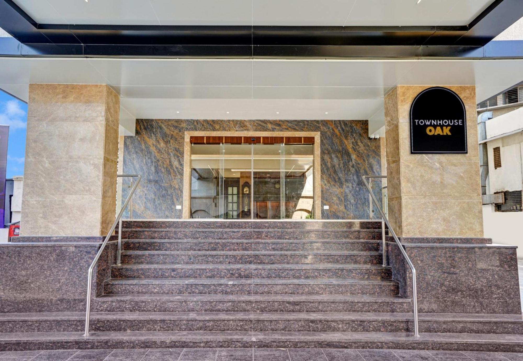 ואדודרה Clubhouse Hotel Raajpath מראה חיצוני תמונה