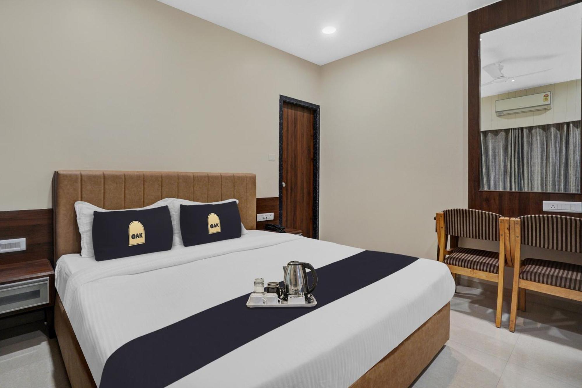 ואדודרה Clubhouse Hotel Raajpath מראה חיצוני תמונה