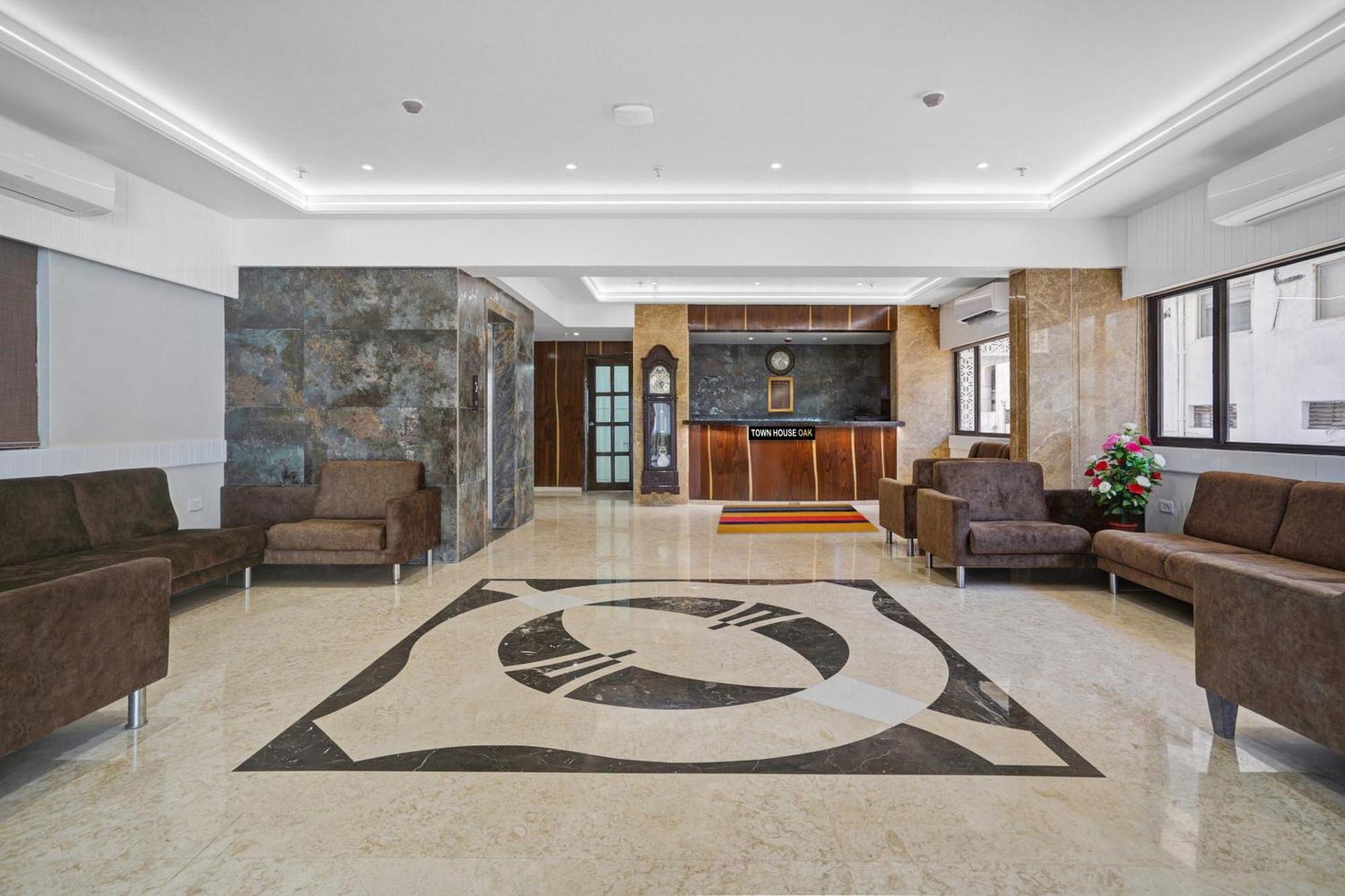 ואדודרה Clubhouse Hotel Raajpath מראה חיצוני תמונה