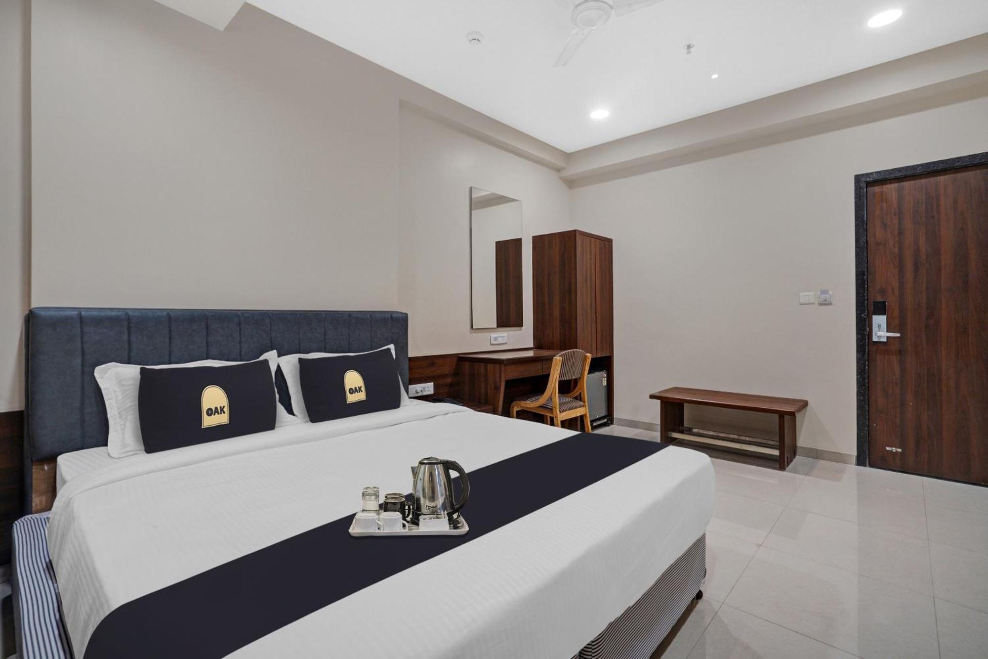ואדודרה Clubhouse Hotel Raajpath מראה חיצוני תמונה