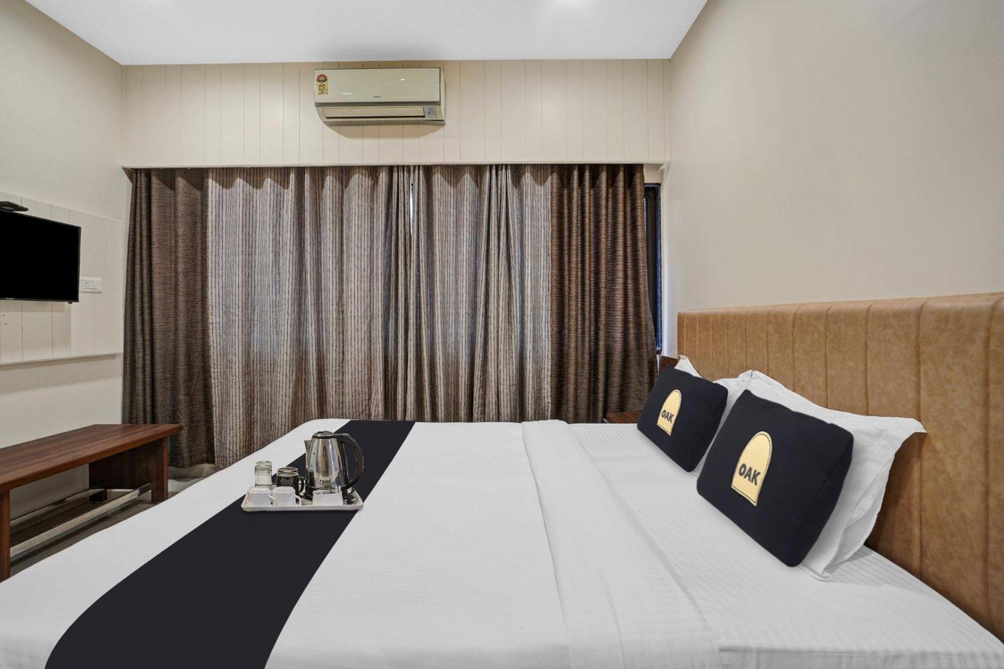 ואדודרה Clubhouse Hotel Raajpath מראה חיצוני תמונה