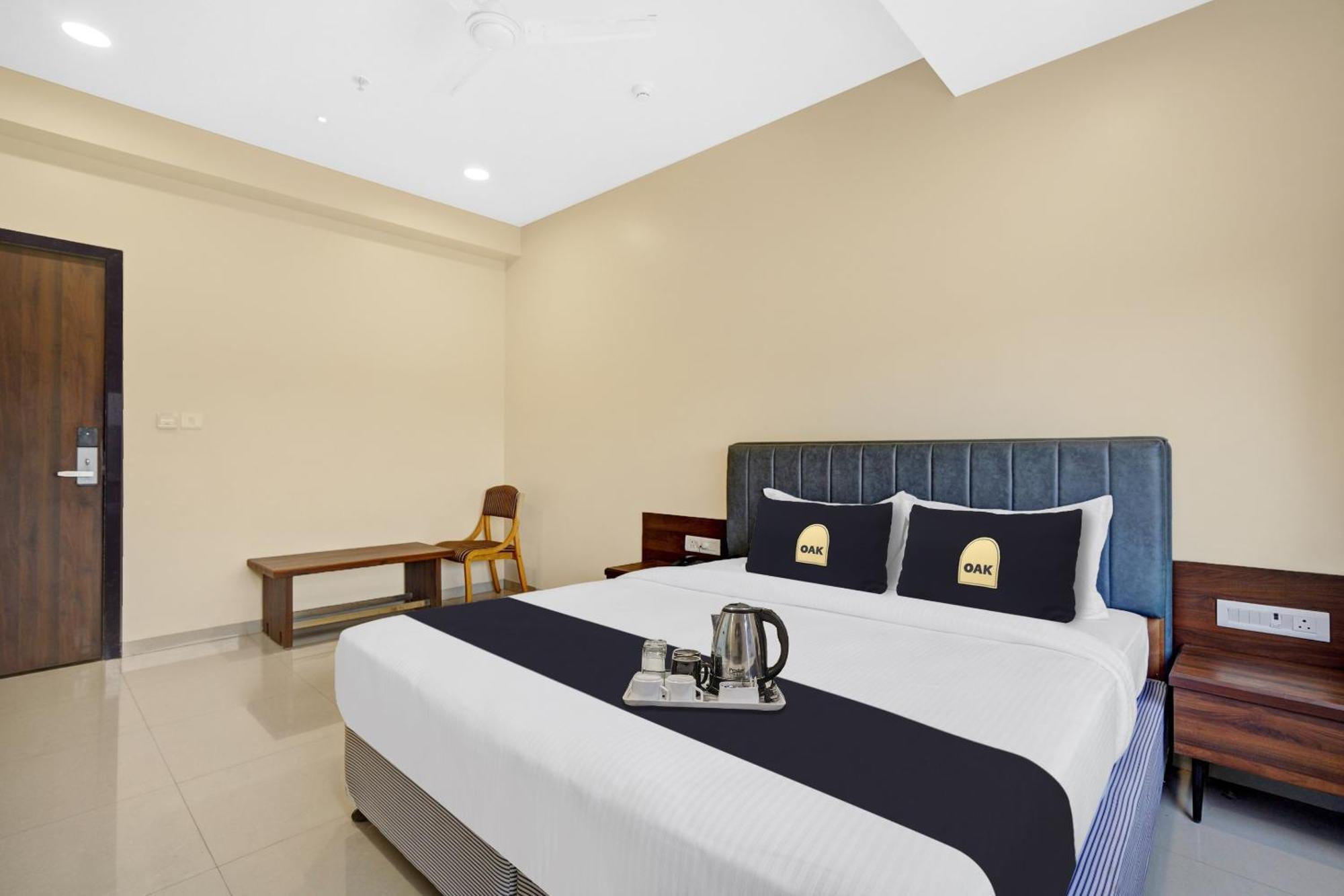 ואדודרה Clubhouse Hotel Raajpath מראה חיצוני תמונה