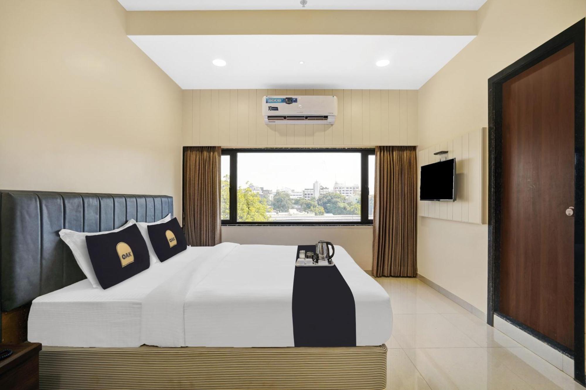ואדודרה Clubhouse Hotel Raajpath מראה חיצוני תמונה