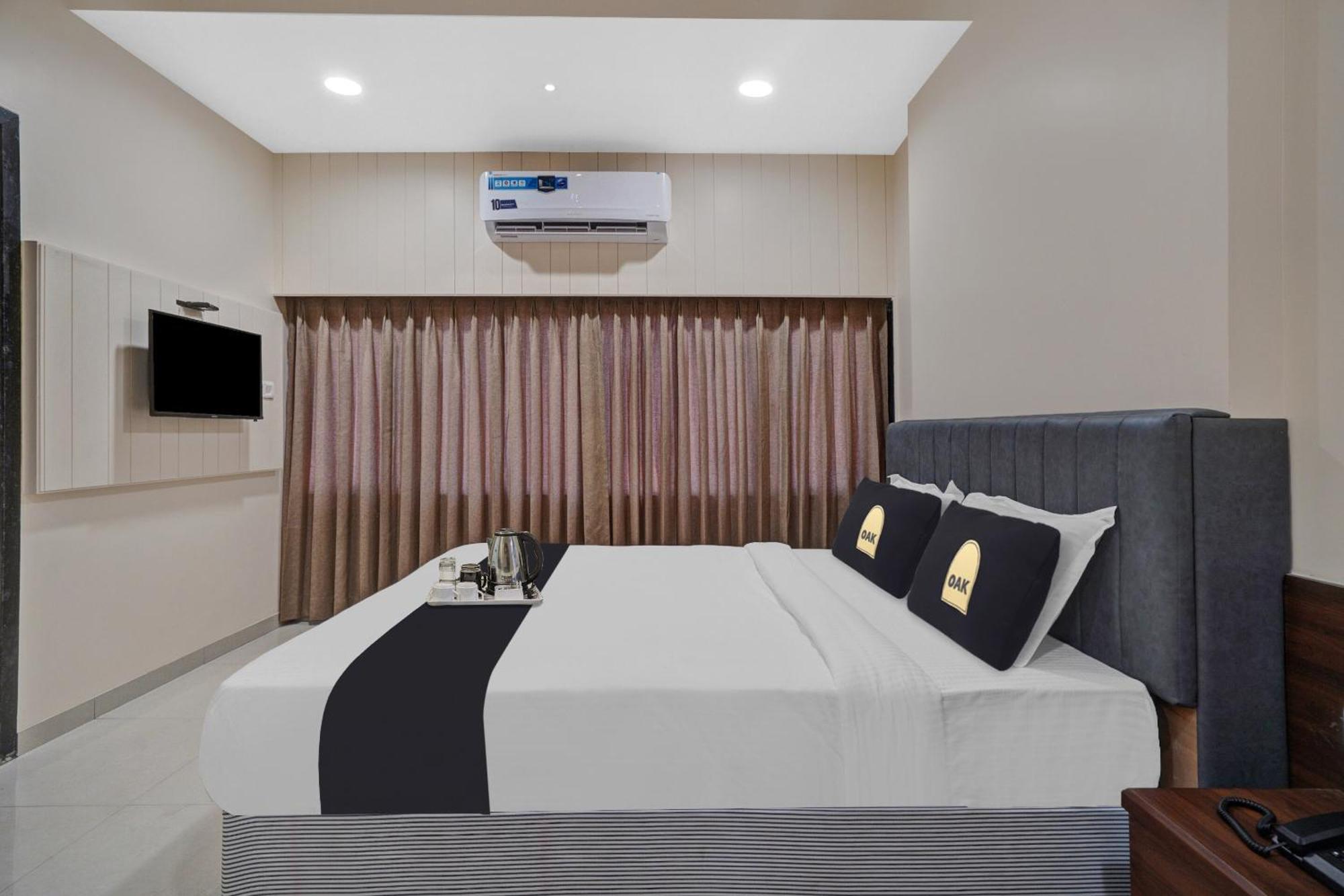 ואדודרה Clubhouse Hotel Raajpath מראה חיצוני תמונה
