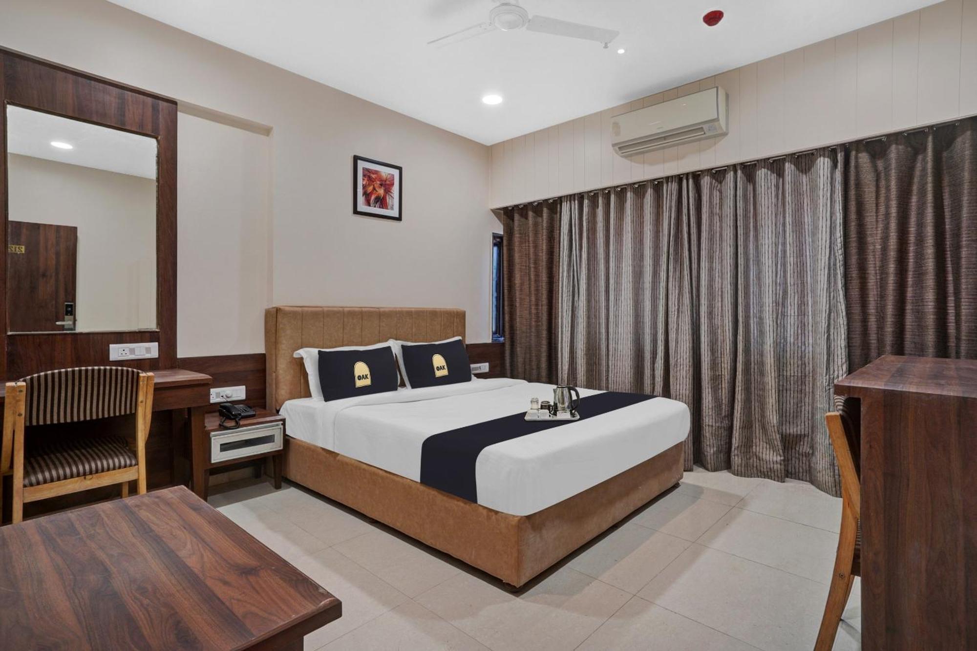 ואדודרה Clubhouse Hotel Raajpath מראה חיצוני תמונה