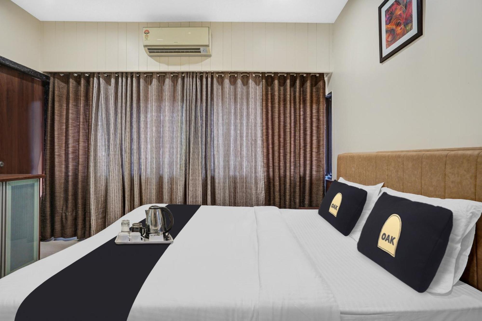 ואדודרה Clubhouse Hotel Raajpath מראה חיצוני תמונה