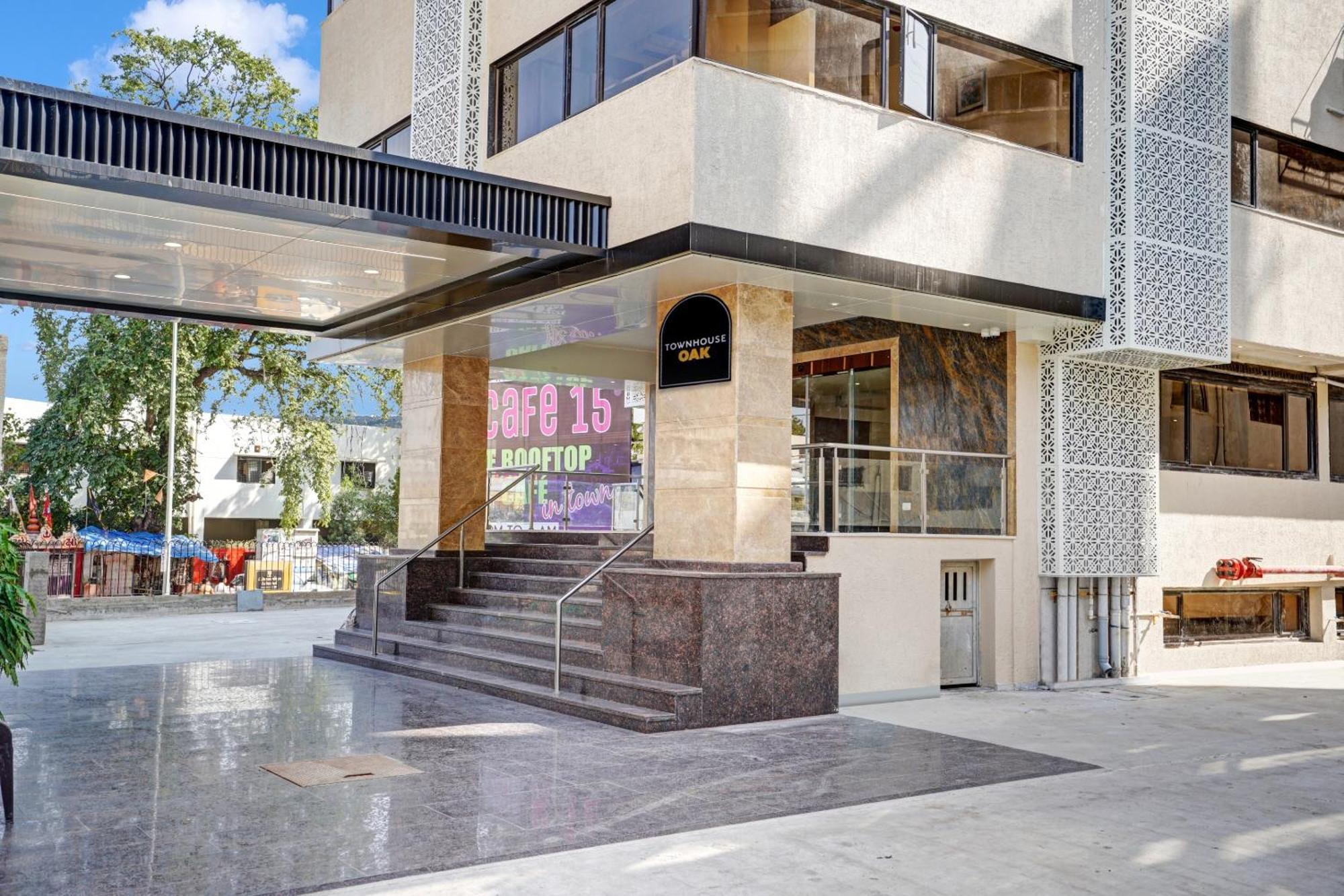 ואדודרה Clubhouse Hotel Raajpath מראה חיצוני תמונה