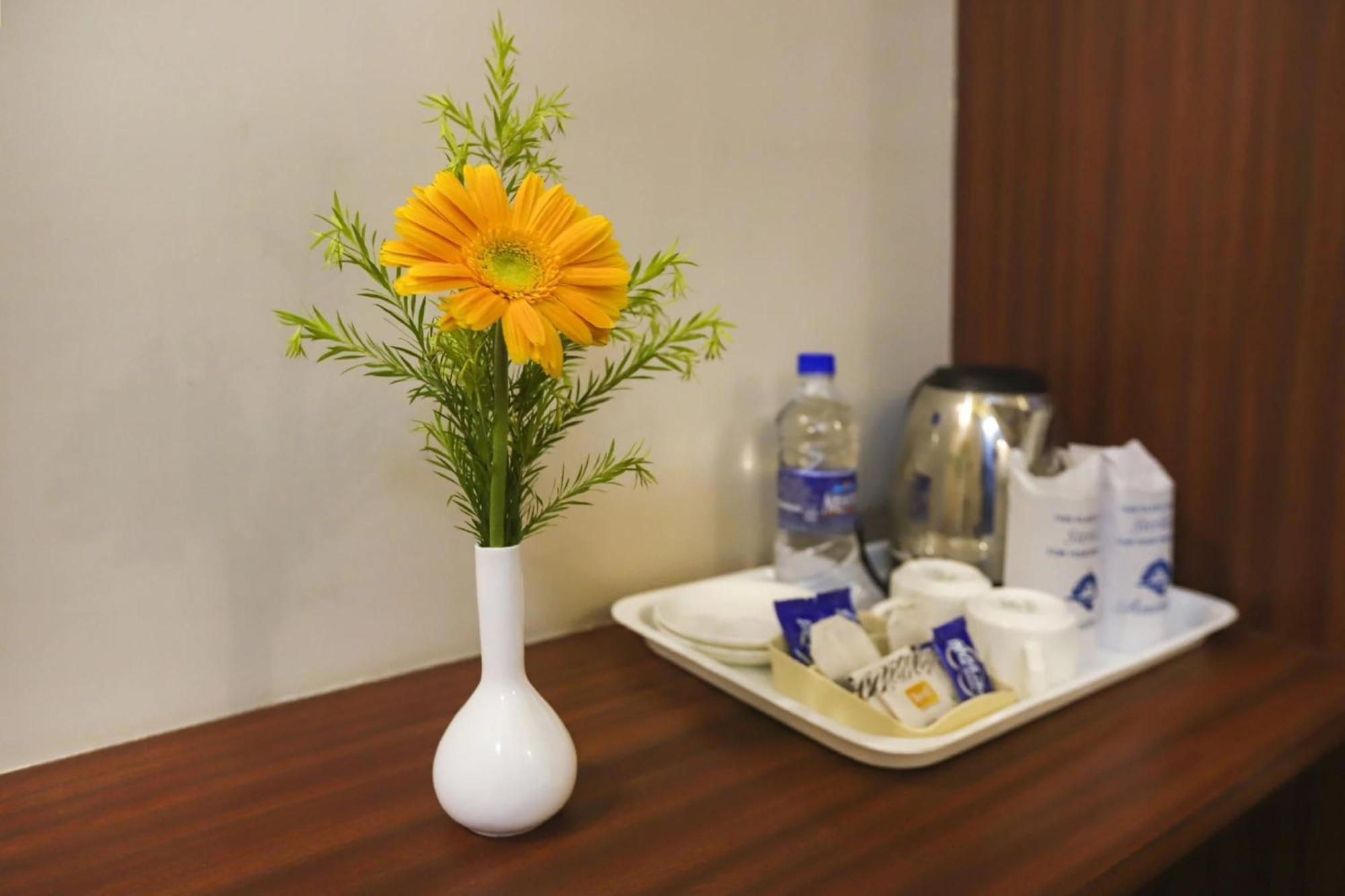 ואדודרה Clubhouse Hotel Raajpath מראה חיצוני תמונה