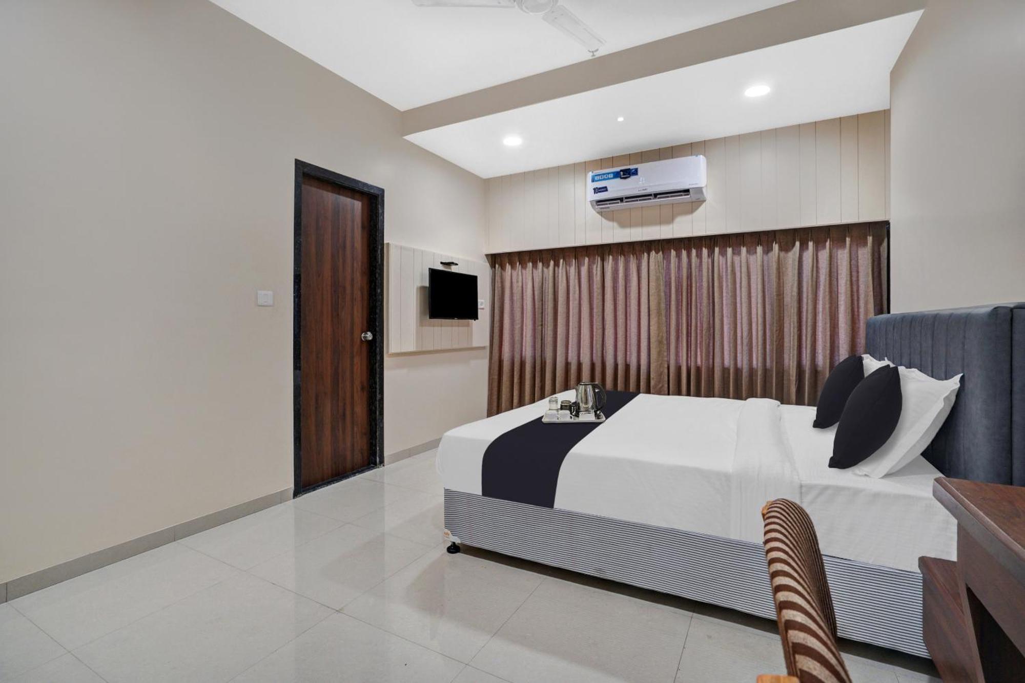ואדודרה Clubhouse Hotel Raajpath מראה חיצוני תמונה