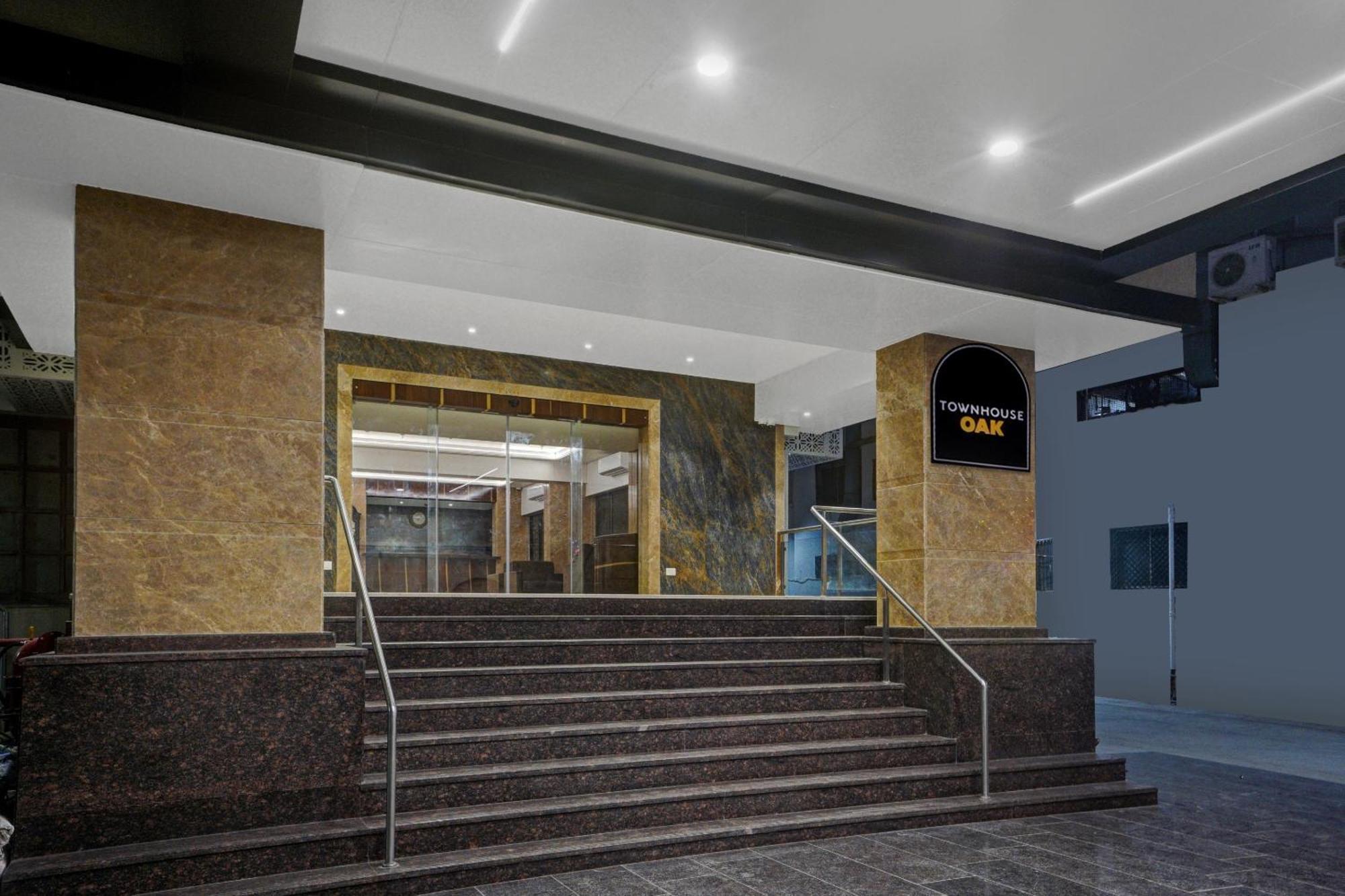 ואדודרה Clubhouse Hotel Raajpath מראה חיצוני תמונה