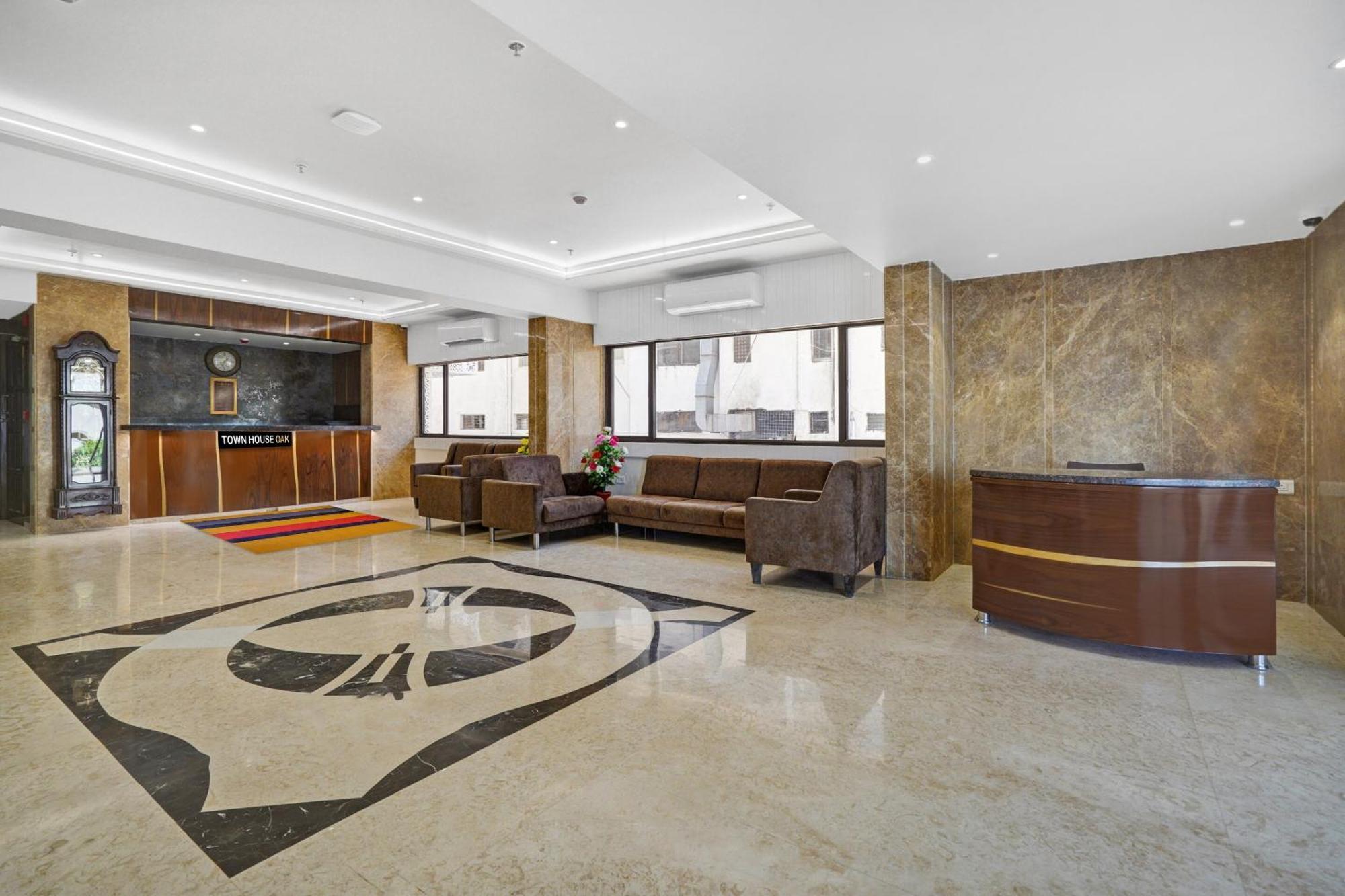 ואדודרה Clubhouse Hotel Raajpath מראה חיצוני תמונה