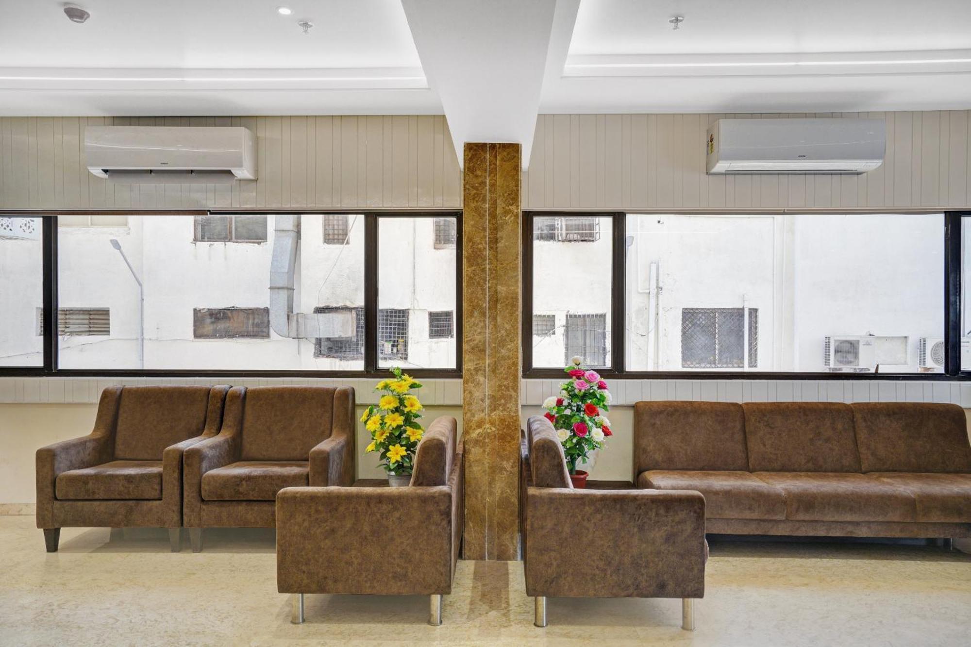 ואדודרה Clubhouse Hotel Raajpath מראה חיצוני תמונה