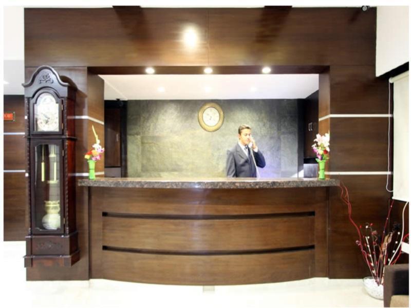 ואדודרה Clubhouse Hotel Raajpath מראה חיצוני תמונה